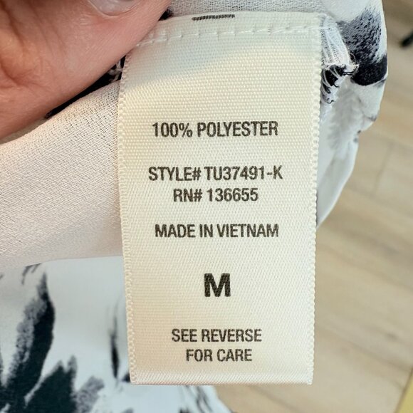 West Kei Floral Surplice Wrap Blouse 🖤🤍 – Size Medium ✨ - Picture 8 of 13